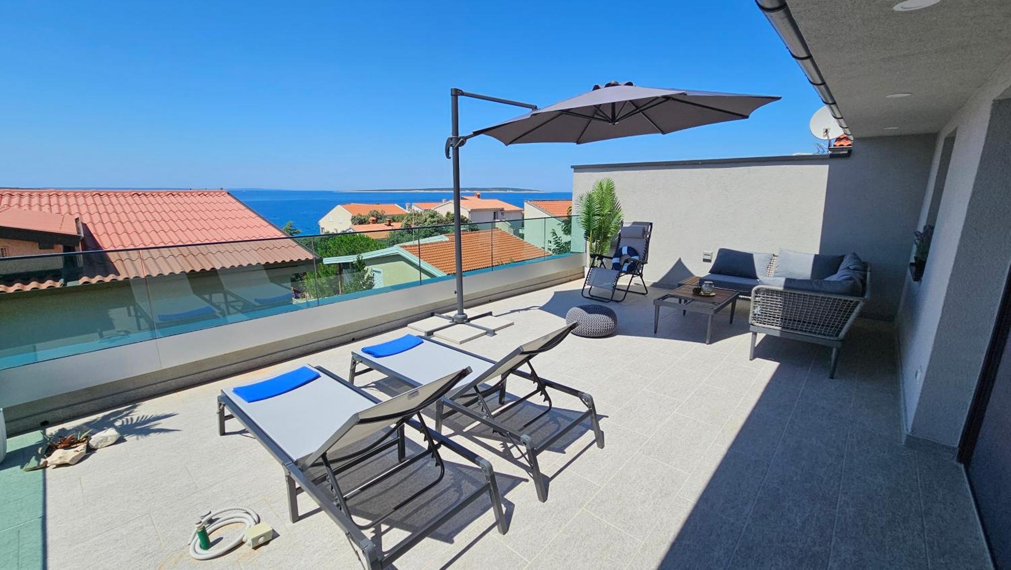 Blue Moon Apartment, Now With Jacuzzi