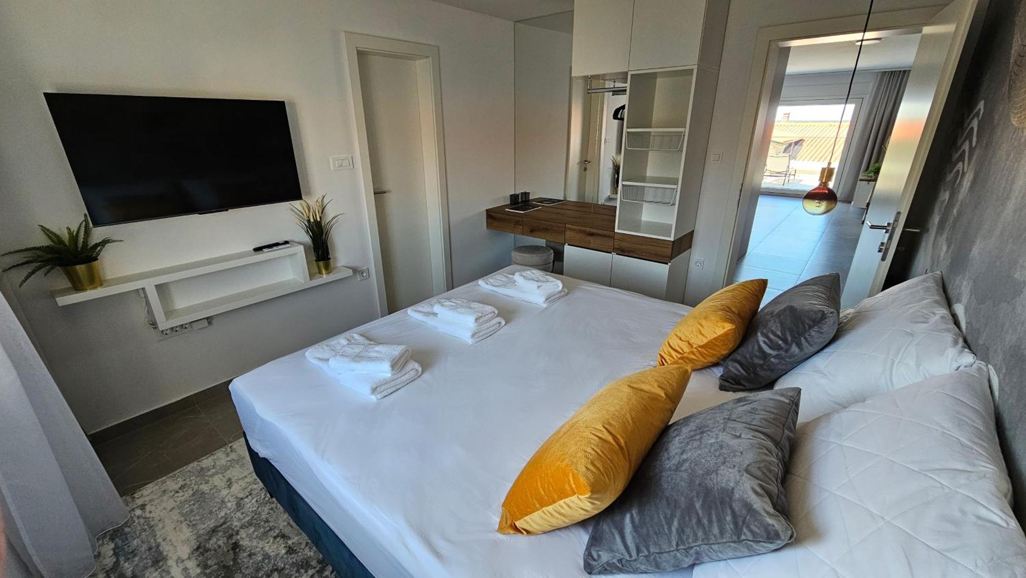 Blue Moon Apartment, Now With Jacuzzi Mandre