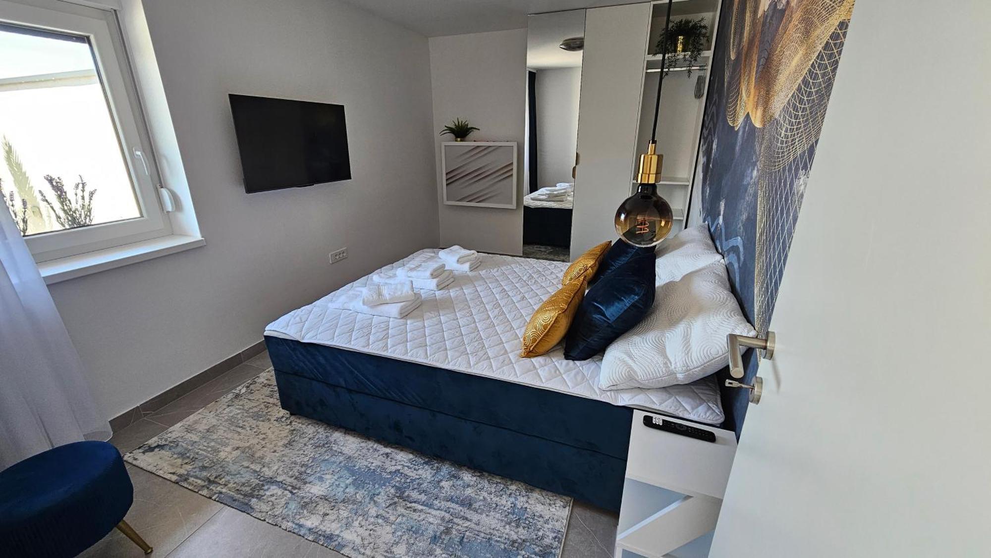 Blue Moon Apartment, Now With Jacuzzi *
