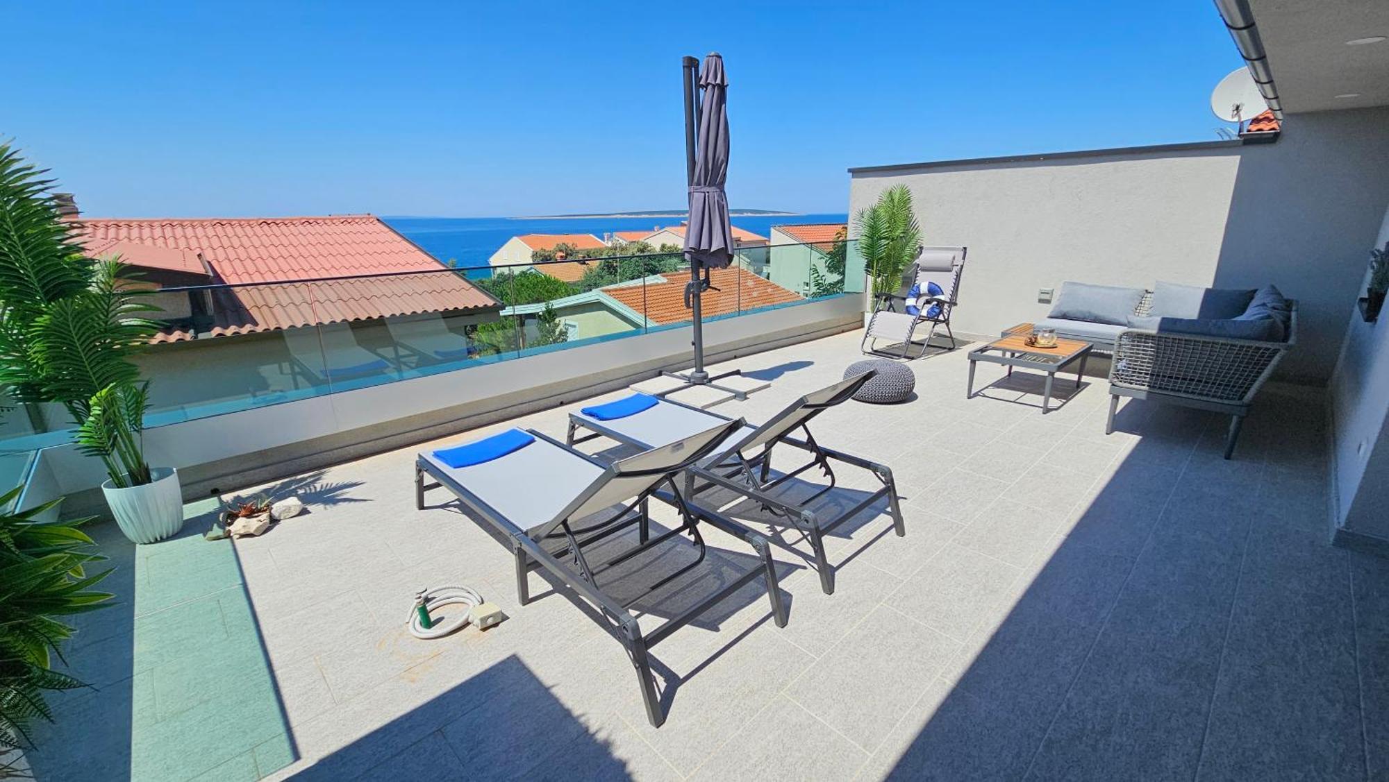 Blue Moon Apartment, Now With Jacuzzi