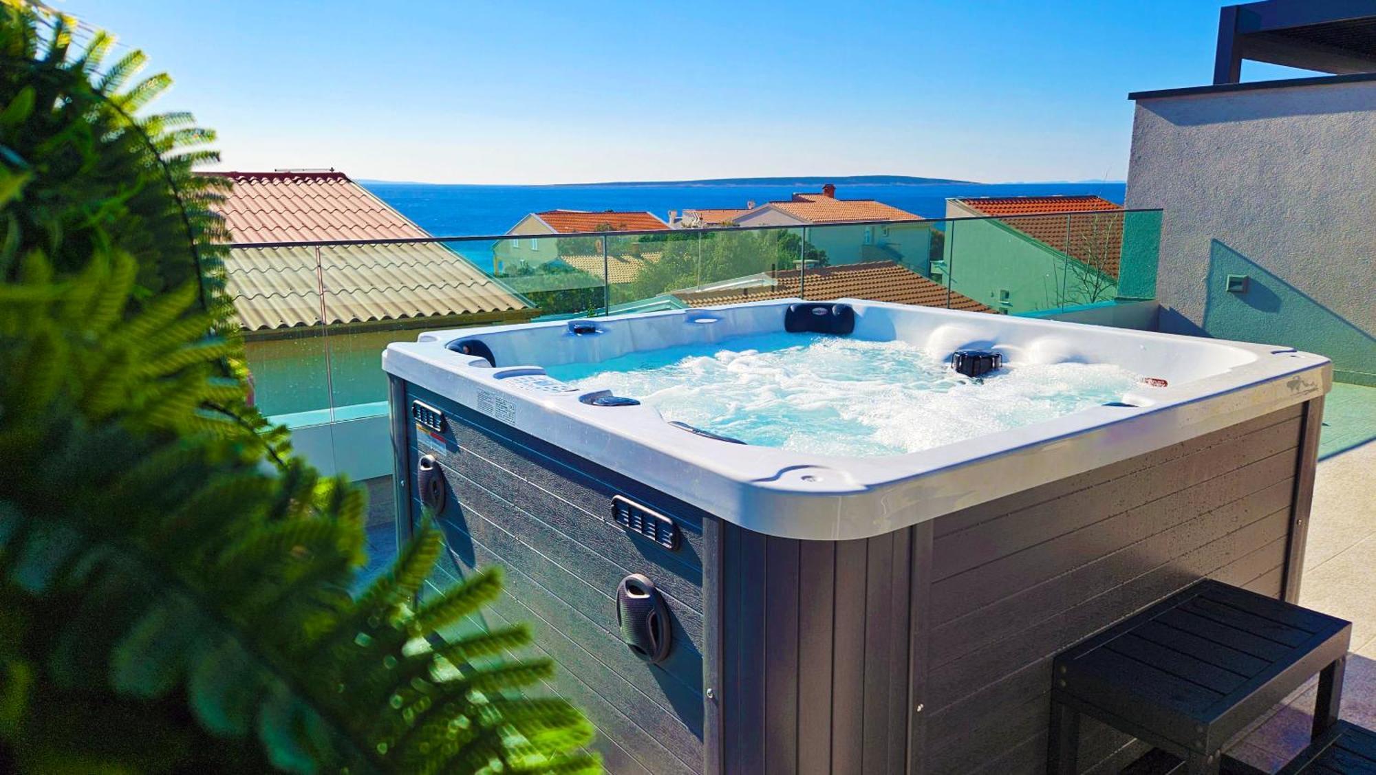 Blue Moon Apartment, Now With Jacuzzi